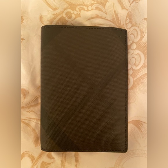 In amazing condition! Burberry passport cover wallet - Picture 3 of 5